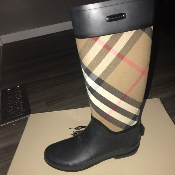 Burberry rain boots - Picture 2 of 3